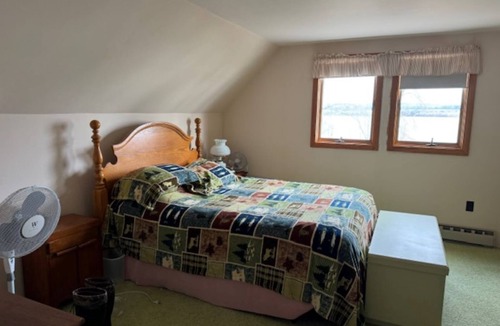 Crown Point House | Cozy cottage on Lake Champlain. 5 mins from Historic Site and Champlain Bridge.