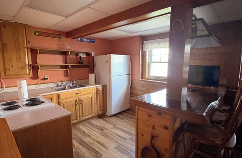 Derby Cottage | Cozy Cottage on Lake Salem Sleeps 6+