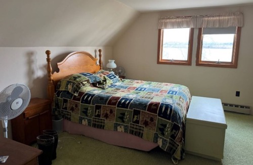 Crown Point House | Cozy cottage on Lake Champlain. 5 mins from Historic Site and Champlain Bridge.