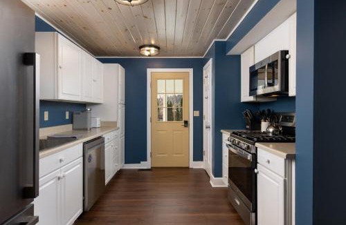 Warrensburg House | Cozy Cottage on Main