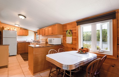 North Frontenac Cottage | Cozy cottage on the lake