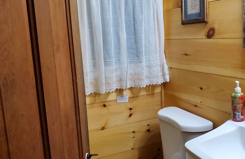 Forest Dale Cottage | Cozy Cottage overlooking Lake Dunmore