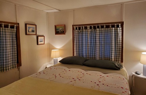 Forest Dale Cottage | Cozy Cottage overlooking Lake Dunmore