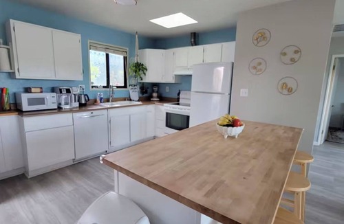 Wilbur Springs House | Cozy Cottage: Panoramic Lake Views, WiFi, Deck