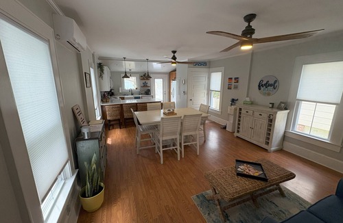 Cape Charles House | Cozy Cottage - quaint and comfy - 5 blocks to the beach, 1 block to Mason Ave.