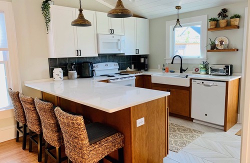 Cape Charles House | Cozy Cottage - quaint and comfy - 5 blocks to the beach, 1 block to Mason Ave.