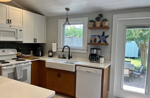 Cape Charles House | Cozy Cottage - quaint and comfy - 5 blocks to the beach, 1 block to Mason Ave.