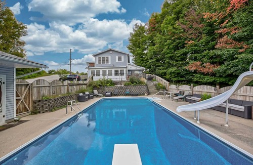 Penetanguishene Cottage | Cozy Cottage Retreat with HotTub, Heated Pool, Firepit, Ping Pong & Pool table