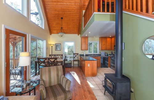Mariposa Cottage | Cozy Cottage Retreat, Close to Yosemite, Beautiful Views, Hot Tub & More!