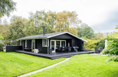 Falen House | Cozy Cottage Retreat in Bork Havn-By Traum