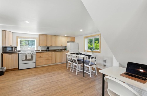 Hastings Highlands Cottage | Cozy Cottage Retreat Private 2 Acres, Hot Tub