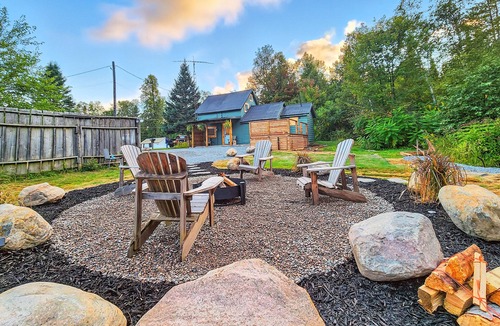 Hastings Highlands Cottage | Cozy Cottage Retreat Private 2 Acres, Hot Tub