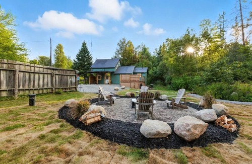 Hastings Highlands Cottage | Cozy Cottage Retreat Private 2 Acres, Hot Tub