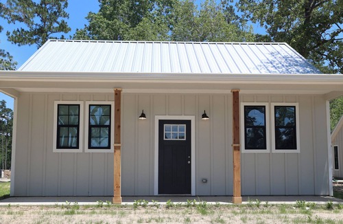 Zavalla Cottage | Cozy cottage situated on 8 acres of private land- 5 minutes from the lake!