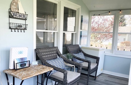 Olcott Cottage | Cozy cottage steps away from beautiful Lake Ontario!