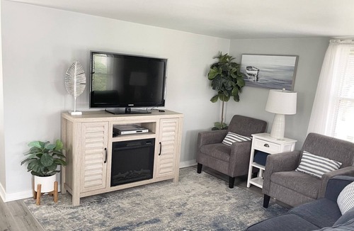 Olcott Cottage | Cozy cottage steps away from beautiful Lake Ontario!