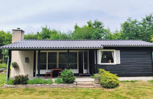 Lyngsbæk Strand House | Cozy cottage steps from Lyngsbæk beach