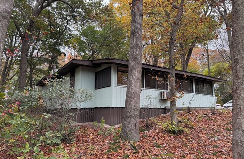 Woodcliff Park Cottage | Cozy Cottage Steps from the Beach in the North Fork