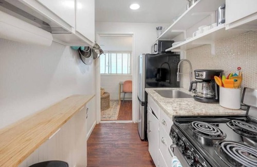 Central Mission Beach Cottage | Cozy Cottage Studio steps to the sand!