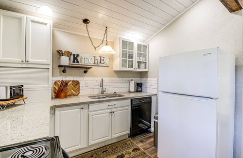 Kodak Cottage | Cozy Cottage w/Pool Btwn Knoxville & Pigeon Forge