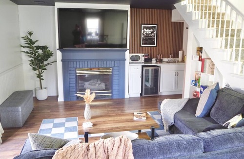 La Salle House | Cozy Cottage w/Hot Tub, 75` TV, Games, Kitchen