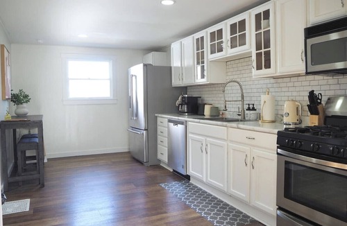 La Salle House | Cozy Cottage w/Hot Tub, 75` TV, Games, Kitchen