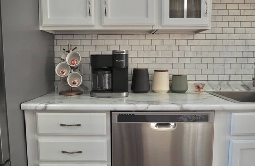 La Salle House | Cozy Cottage w/Hot Tub, 75` TV, Games, Kitchen