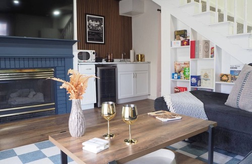 La Salle House | Cozy Cottage w/Hot Tub, 75` TV, Games, Kitchen