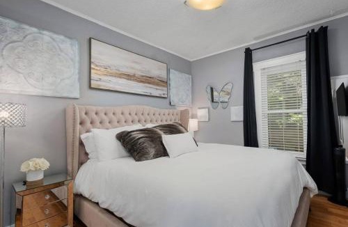 Shelby Hills House | Cozy Cottage w Hot Tub 17 Mi to Downtown