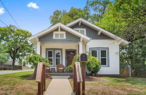 Shelby Hills House | Cozy Cottage w Hot Tub 17 Mi to Downtown