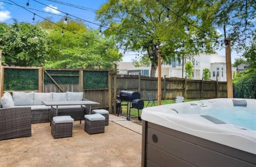 Shelby Hills House | Cozy Cottage w Hot Tub 17 Mi to Downtown