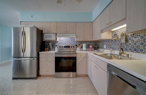 Anna Maria Cottage | Cozy Cottage w private Beach Access,AC&WiFi -Quiet North End AMI. Tropical Oasis