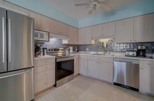 Anna Maria Cottage | Cozy Cottage w private Beach Access,AC&WiFi -Quiet North End AMI. Tropical Oasis
