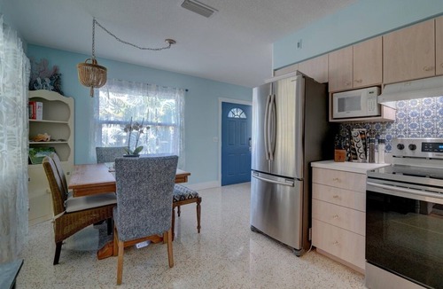 Anna Maria Cottage | Cozy Cottage w private Beach Access,AC&WiFi -Quiet North End AMI. Tropical Oasis