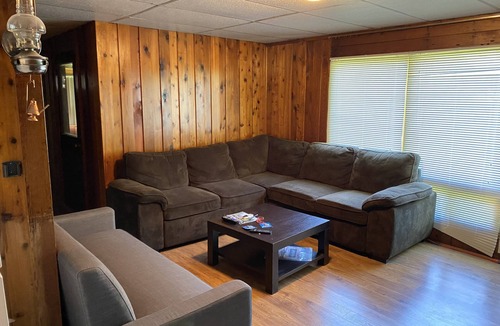 Innisfil Cottage | COZY COTTAGE WALKING DISTANCE TO LAKE SIMCOE & FRIDAY HARBOUR