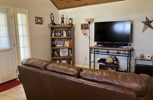 Hamilton House | Cozy cottage walking distance to historic Hamilton, Tx, downtown square.
