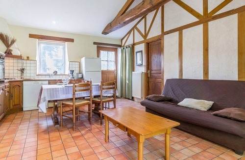 Port-Saint-Pere Cottage | Cozy cottage with garden and shared pool