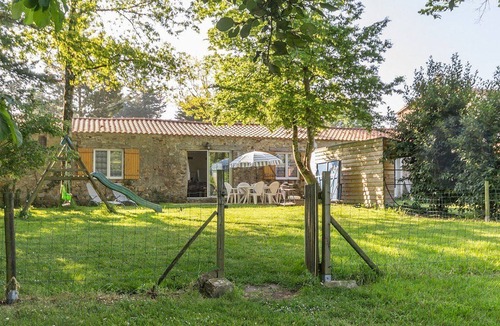 Port-Saint-Pere Cottage | Cozy cottage with garden and shared pool