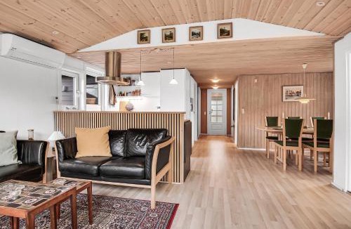 Hou House | Cozy Cottage With 600 M To The Beach