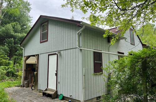 Ellenville Cottage | Cozy Cottage with a Pond