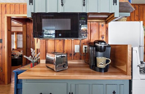 Crosslake Cabin | Cozy cottage with a vintage vibe on a beautiful lake.