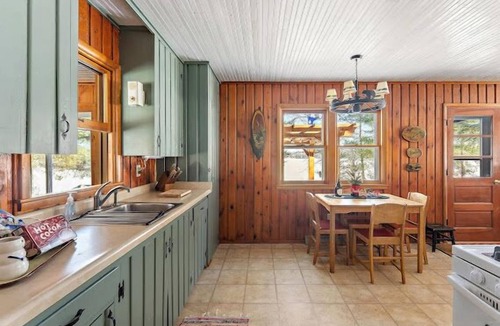 Crosslake Cabin | Cozy cottage with a vintage vibe on a beautiful lake.