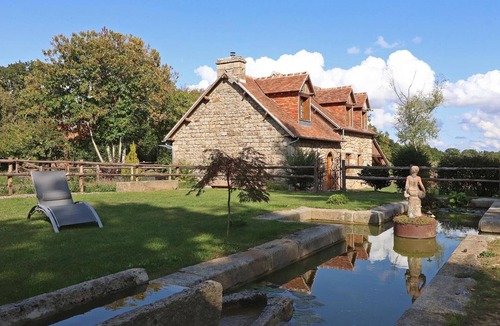 Ceauce Cottage | Cozy cottage with animals, garden and wifi included, peaceful setting in Normandy