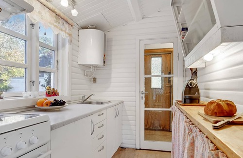 Hoeve Strand House | Cozy cottage with beautiful conservatory and great outdoor space.
