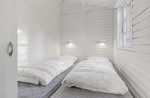 Hoeve Strand House | Cozy cottage with beautiful conservatory and great outdoor space.