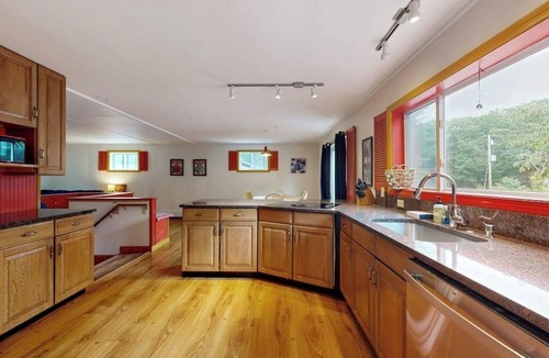 Bar Harbor Hotel | Cozy cottage with fast WiFi & full kitchen - 1 mile to downtown & next to Acadia