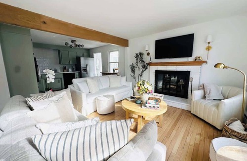 Fairfield House | Cozy Cottage with Fire Pit, near Beach