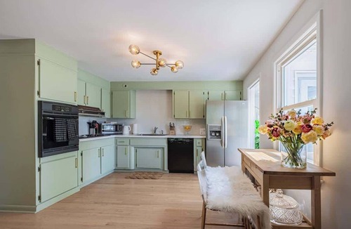 Fairfield House | Cozy Cottage with Fire Pit, near Beach