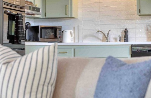 Fairfield House | Cozy Cottage with Fire Pit, near Beach