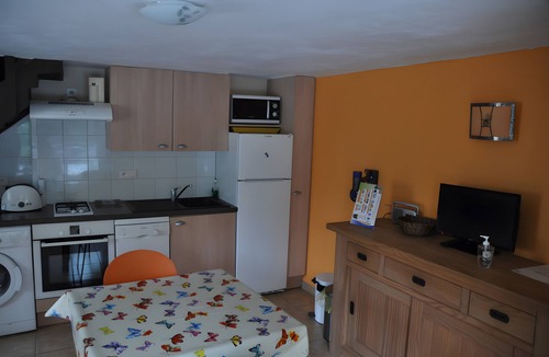 Salles-Curan House | Cozy Cottage with Private Garden and Wi-Fi in Salles-Curan